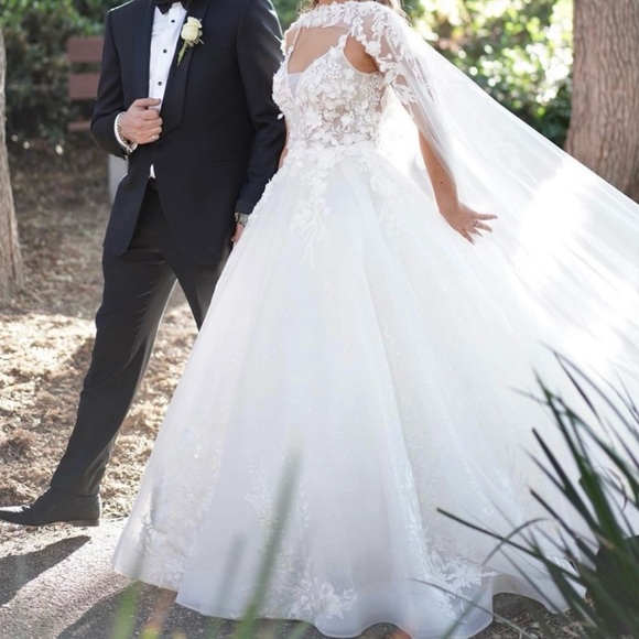 Elegant White Bridal Gown with Floral Details - Picture 1 of 7
